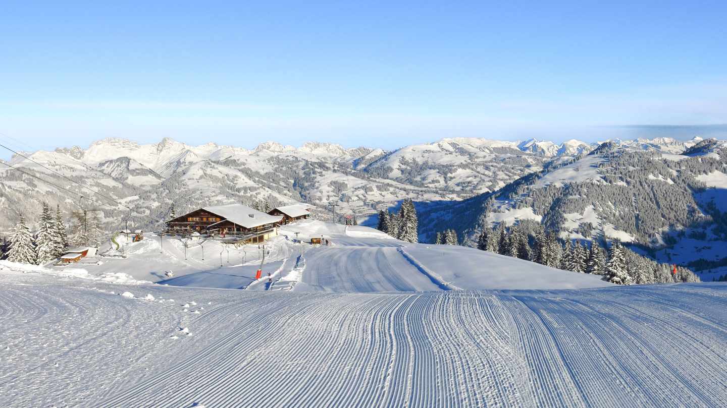 schweiz-skipiste-gstaad-bergstation-wispile-g-590273448.jpg