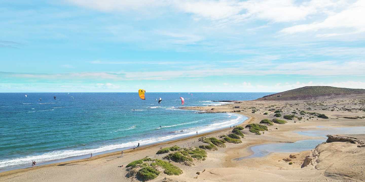 spanien-kanaren-teneriffa-playa-el-medano-kitesurfer-strand-g-1450558919.jpg