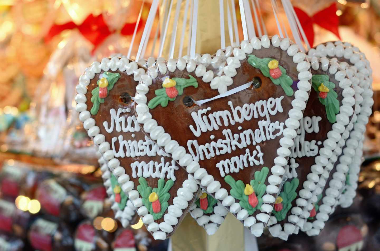 Verzierte Lebkuchenherzen mit Zuckerguss auf dem Nürnberger Christkindlesmarkt