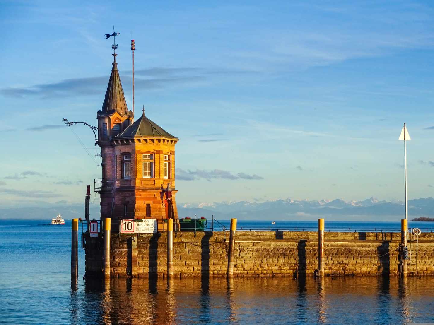 bodensee-konstanz-leuchtturm-klein-g-1210770794.jpg