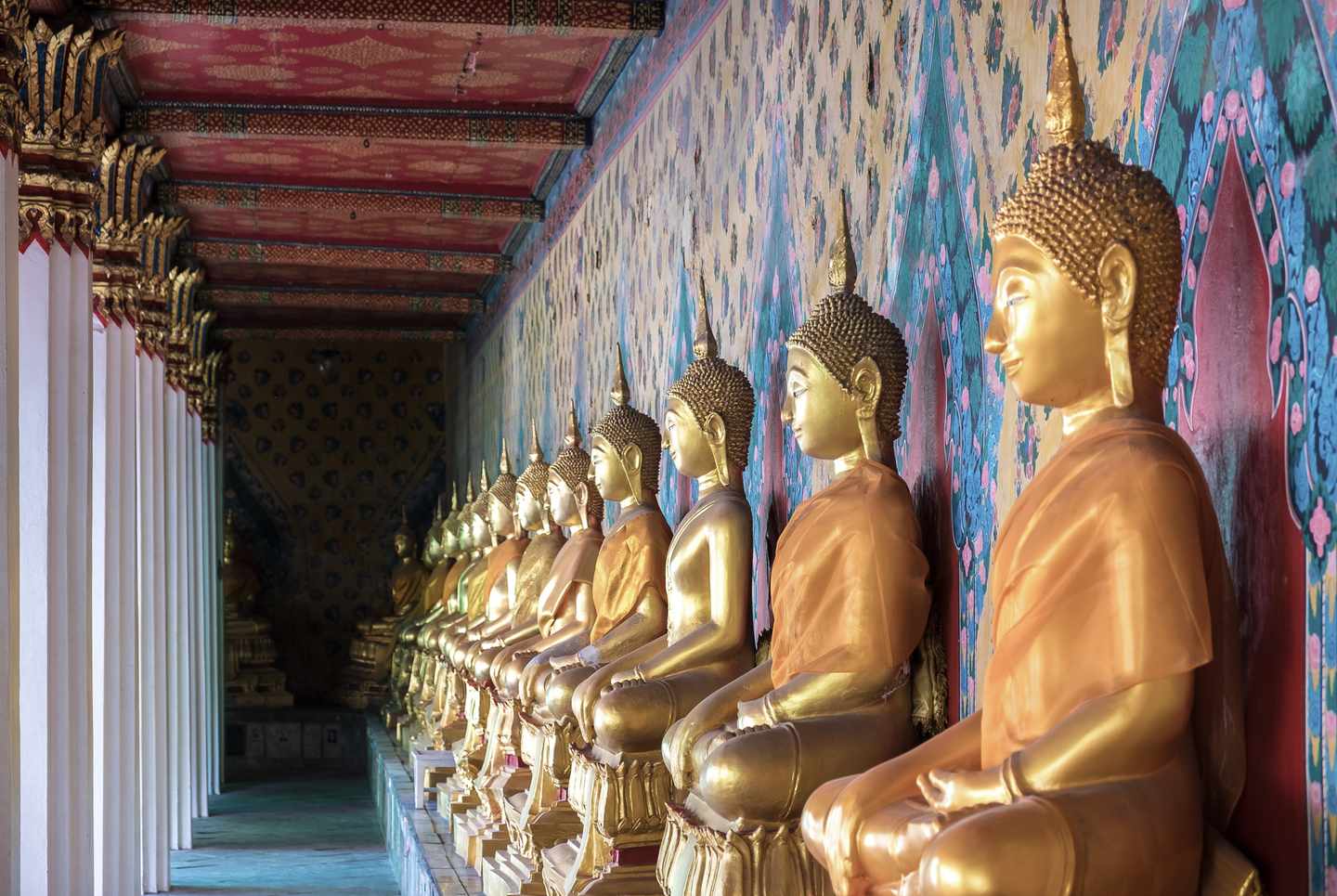 blt2907316df04eaf60-thailand-bangkok-goldene-statuen-im-wat-arun-tempel-g-523166492.jpg Goldene Statuen im Wat-Arun-Tempel