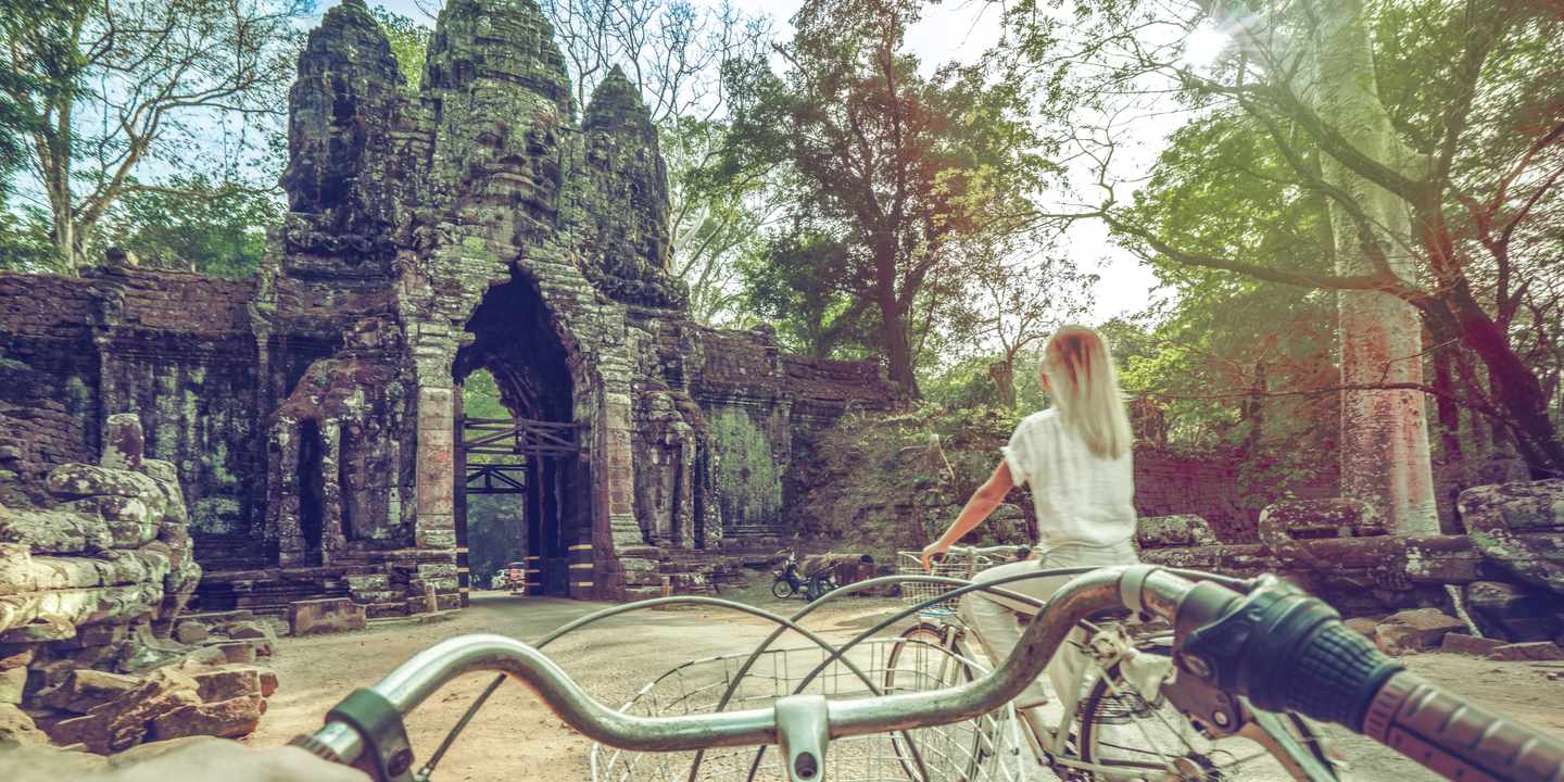 kambodscha-siem-reap-angkor-fahrradtour-tempel-sonne-perspektive-g-989599674.jpg