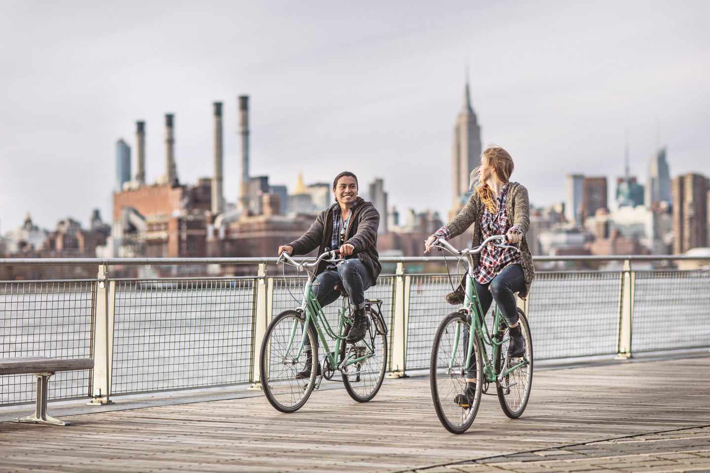 usa-new-york-zwei-personen-faehren-fahraed-auf-der-promenade-g-625523954.jpg