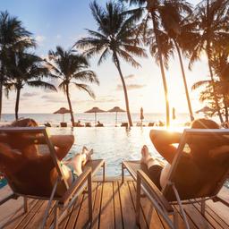 paar-am-strand-sonnenuntergang-tropen-hotel-g-1213840216.jpg
