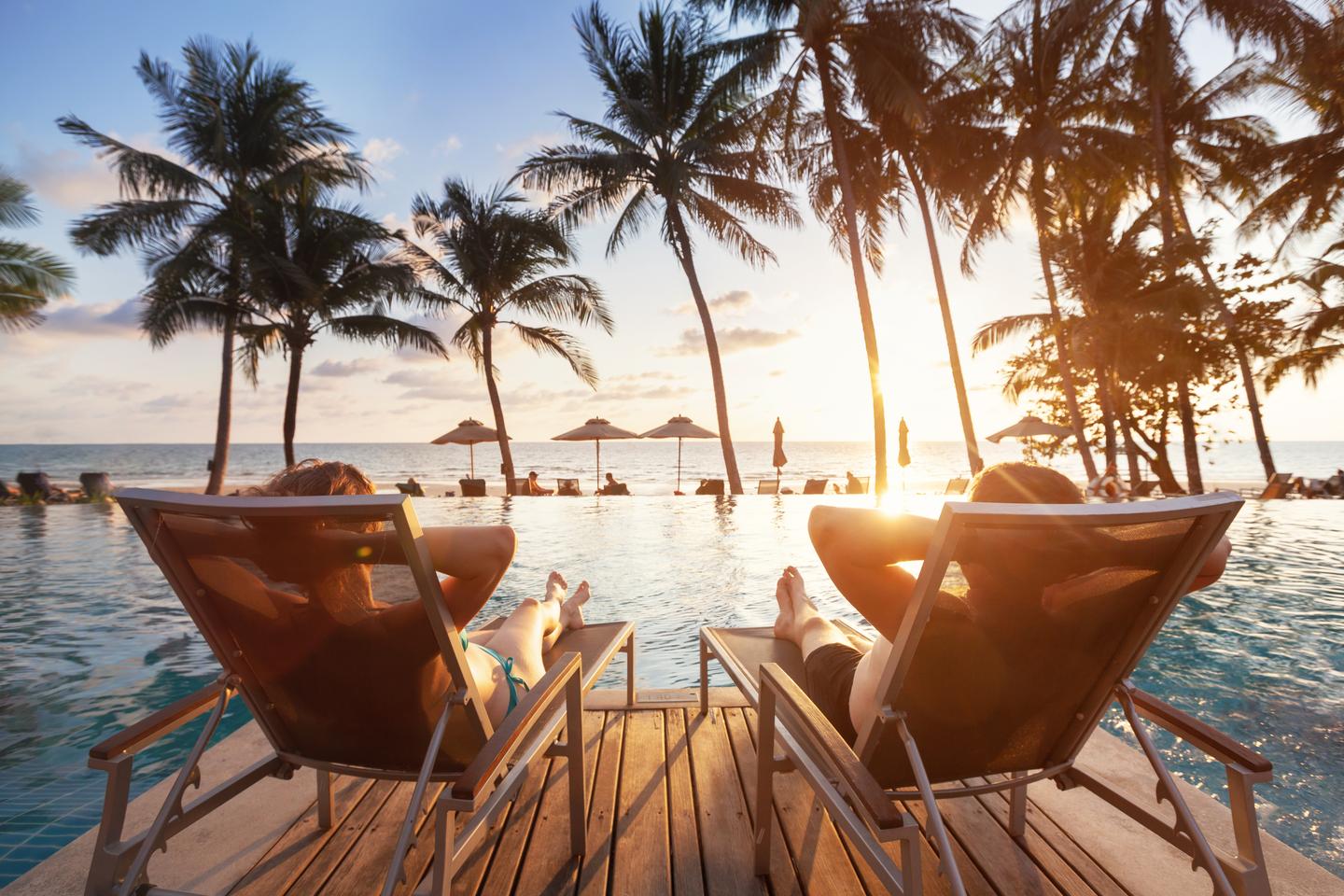 paar-am-strand-sonnenuntergang-tropen-hotel-g-1213840216.jpg