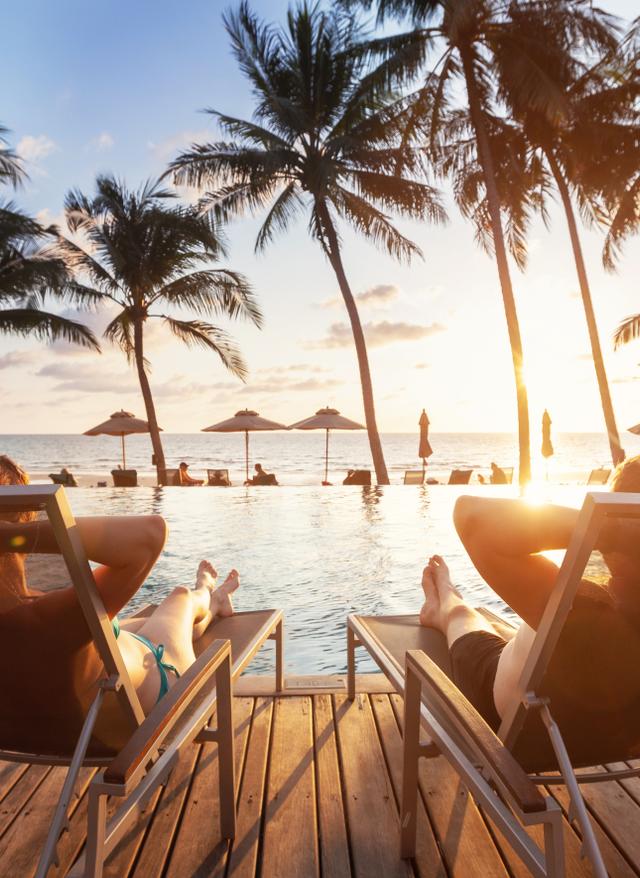 Pauschalreisen paar-am-strand-sonnenuntergang-tropen-hotel-g-1213840216.jpg