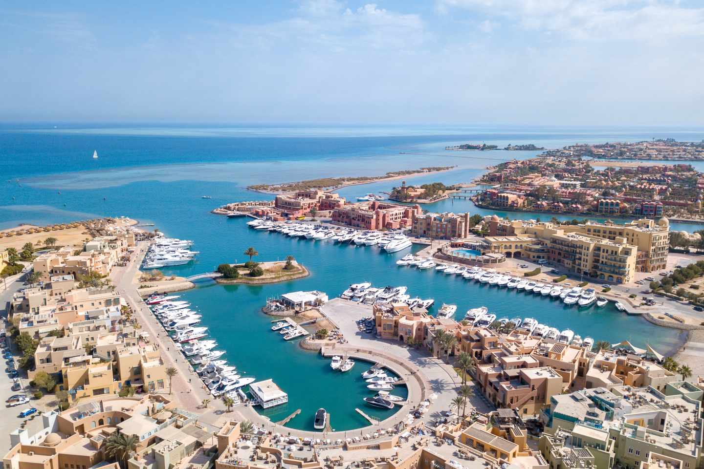 GettyImages-2215303116.jpg Luftaufnahme des Yachthafens von El Gouna mit Yachten am roten Meer in Ägypten.