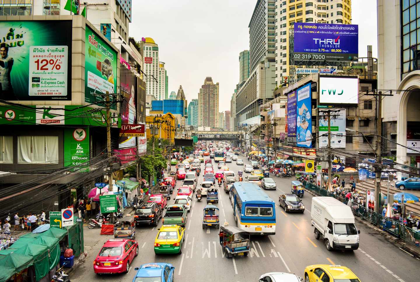 thailand-bangkok-strasse-verkehr-t-499337746.jpg