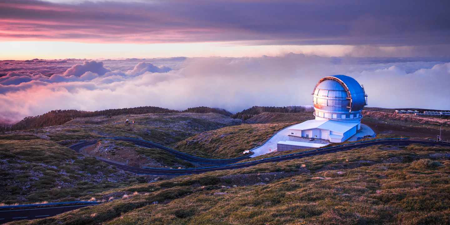 spanien-kanarische-inseln-la-palma-observatorium-bei-sonnenuntergang-g-185064870.jpg