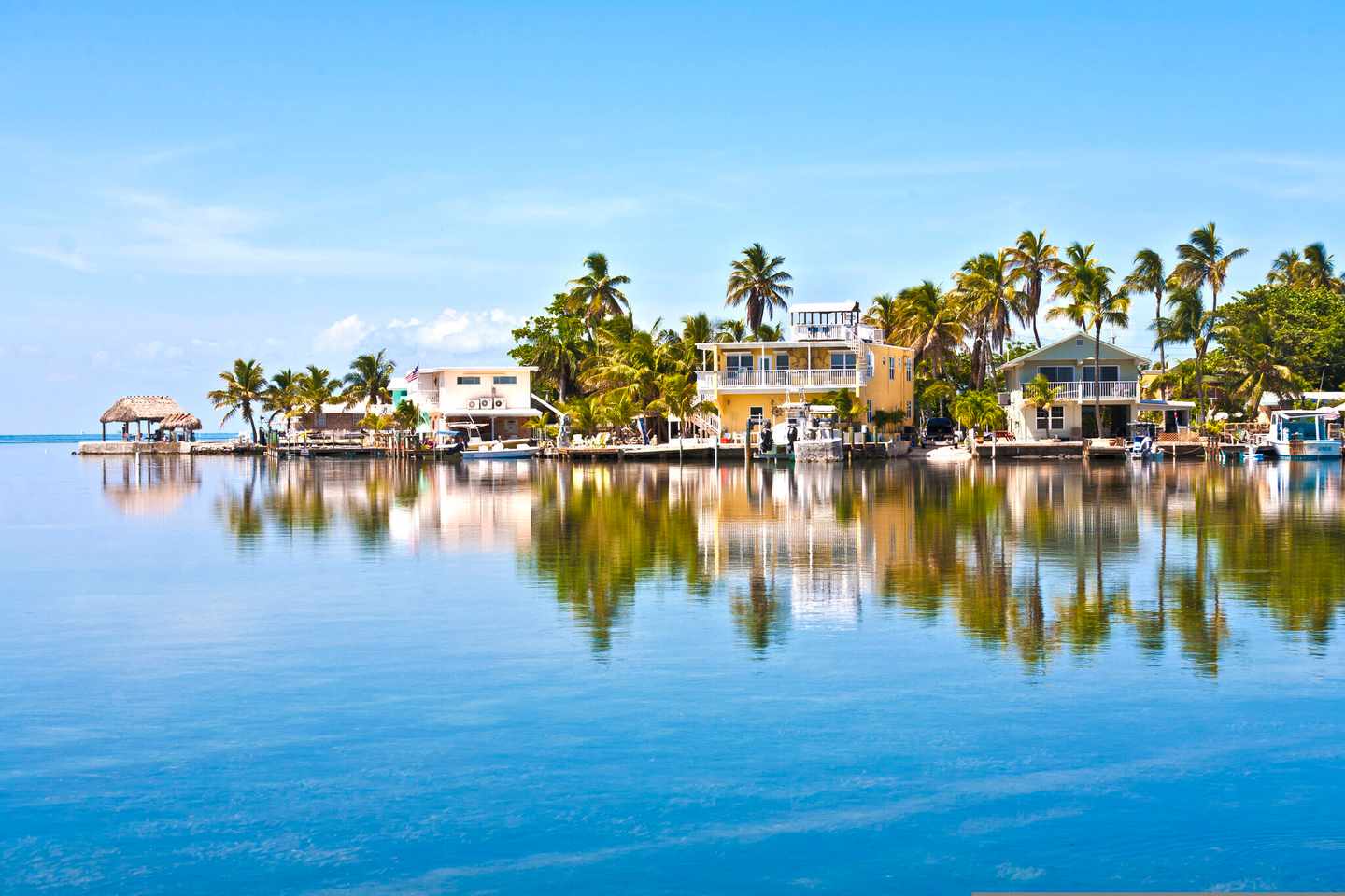 usa-florida-keys-blick-auf-eine-kleine-schoene-wohnanlage-am-wasser-g-1091680876.jpg