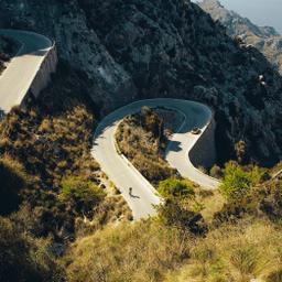 spanien-mallorca-berge-mit-radfahrern-g-1193491698.jpg