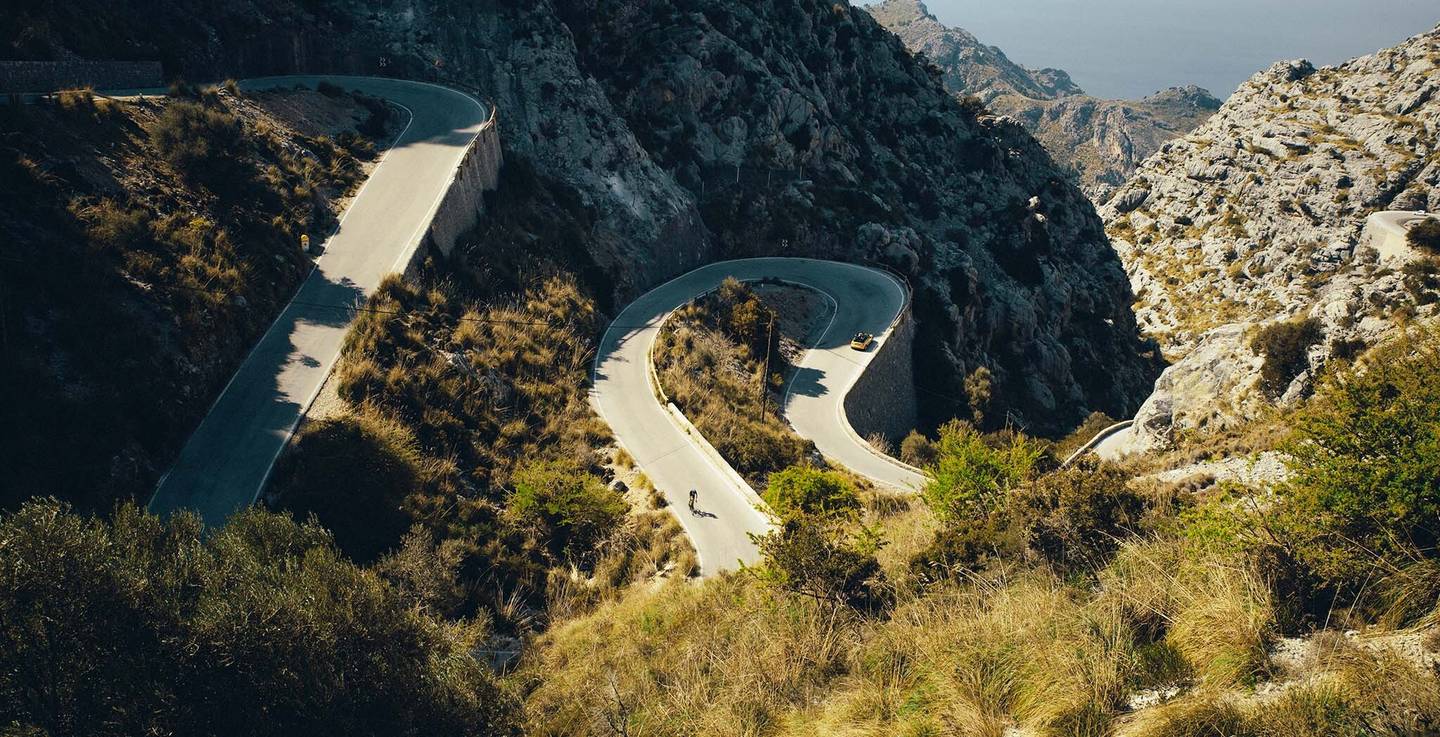 spanien-mallorca-berge-mit-radfahrern-g-1193491698.jpg
