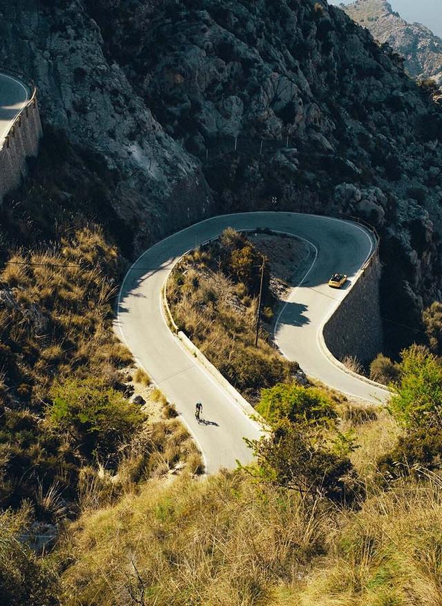 Radreisen Mallorca spanien-mallorca-berge-mit-radfahrern-g-1193491698.jpg