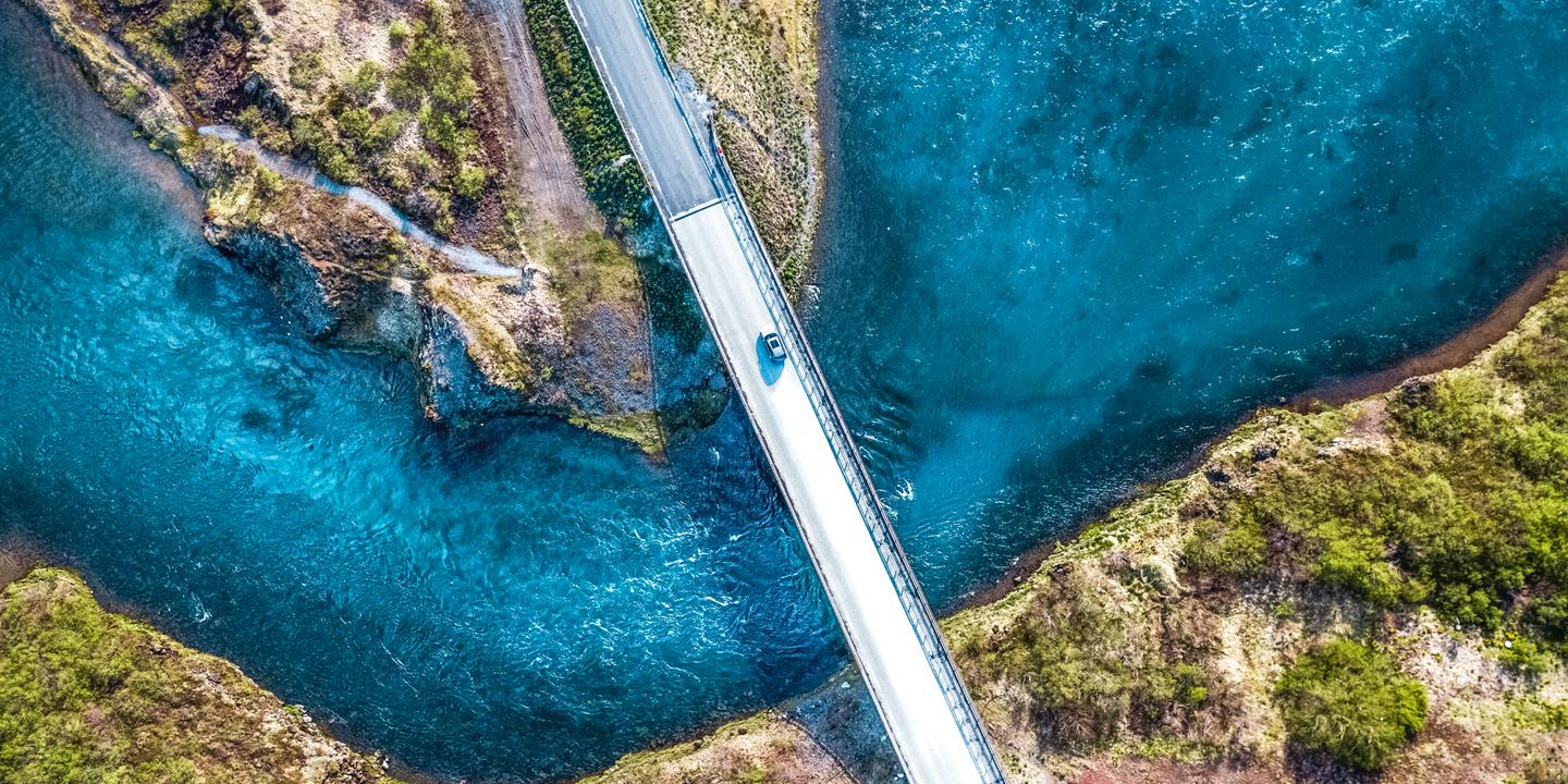 island-auto-auf-bruecke-g-968633590.jpg