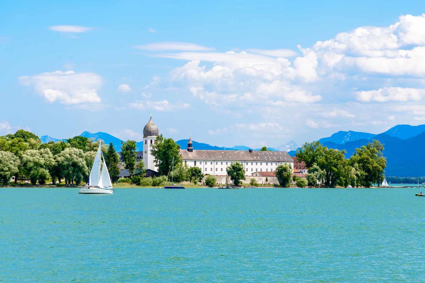 deutschland-bayern-chiemsee-mit-booten-g-1200781767.jpg