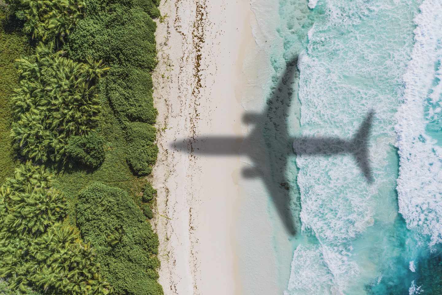 schatten eines flugzeugs auf dem strand-1408594392.jpeg