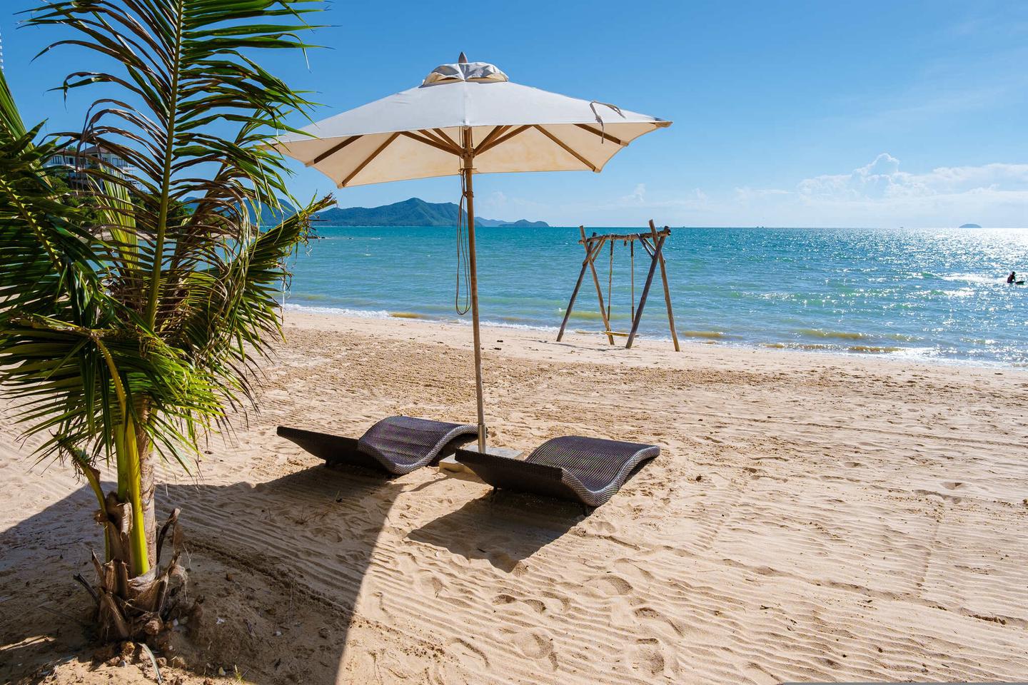 thailand-pattaya-ban-amphur-beach-liegen-und-schirm-am-wasser-g-1416754834.jpg