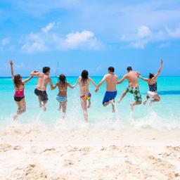 personen-springen-ins-meer-t-119892600.jpg