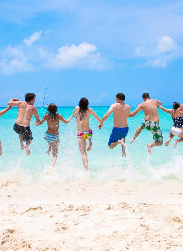 Währung auf den Malediven personen-springen-ins-meer-t-119892600.jpg