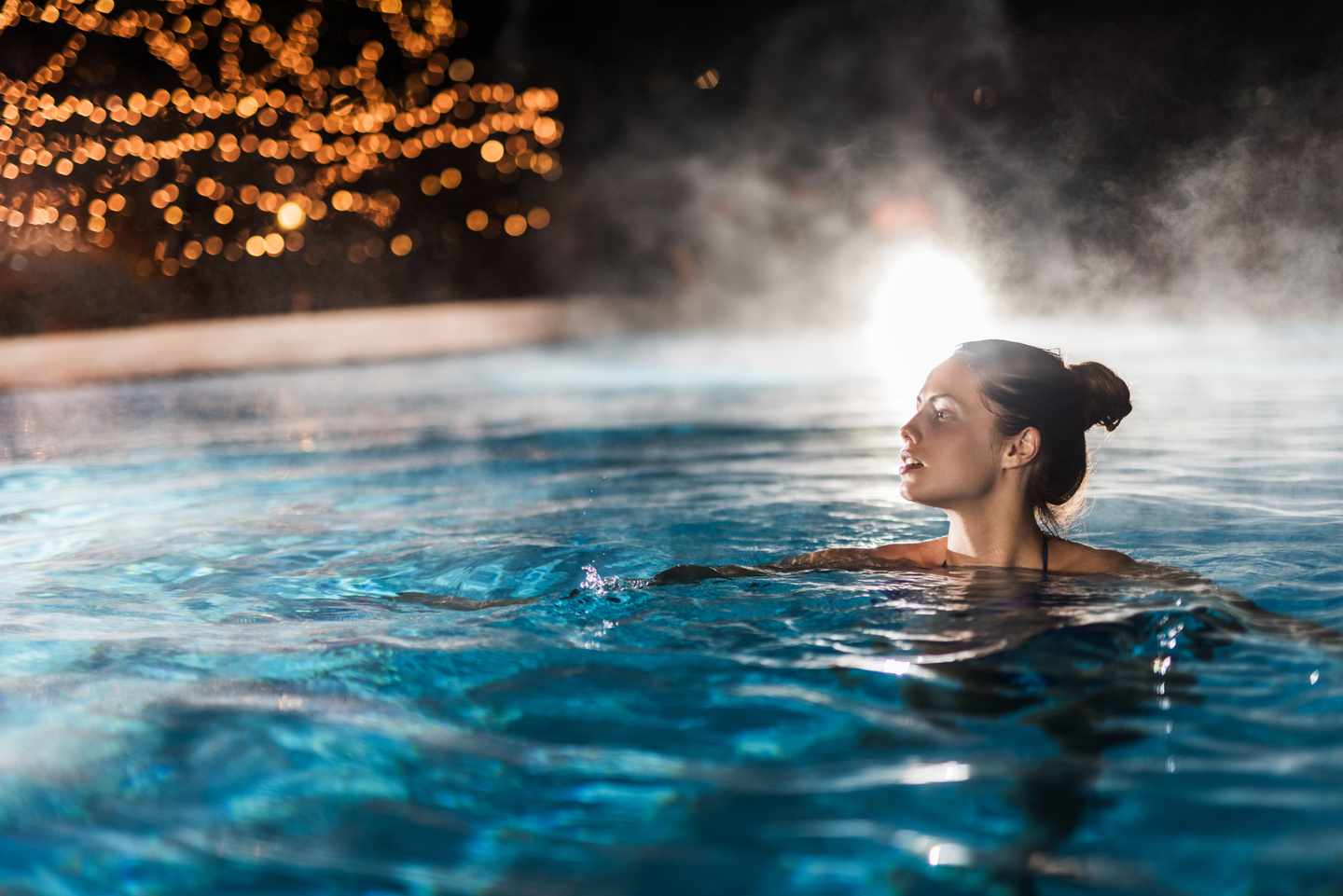 Frau-entspannt-in-beheiztem-Pool-g-494762416.jpg