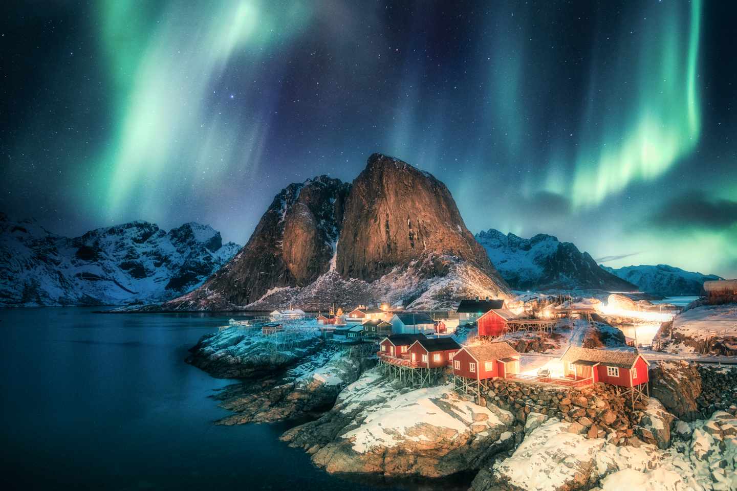 norwegen-lofoten-kueste-mit-polarlichtern-g-1373348334_bearbeitet.jpg