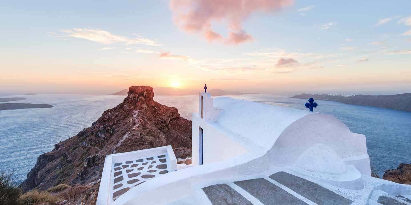 griechenland-santorini-skaros-rock-sonnenuntergang-g-469179801.jpg