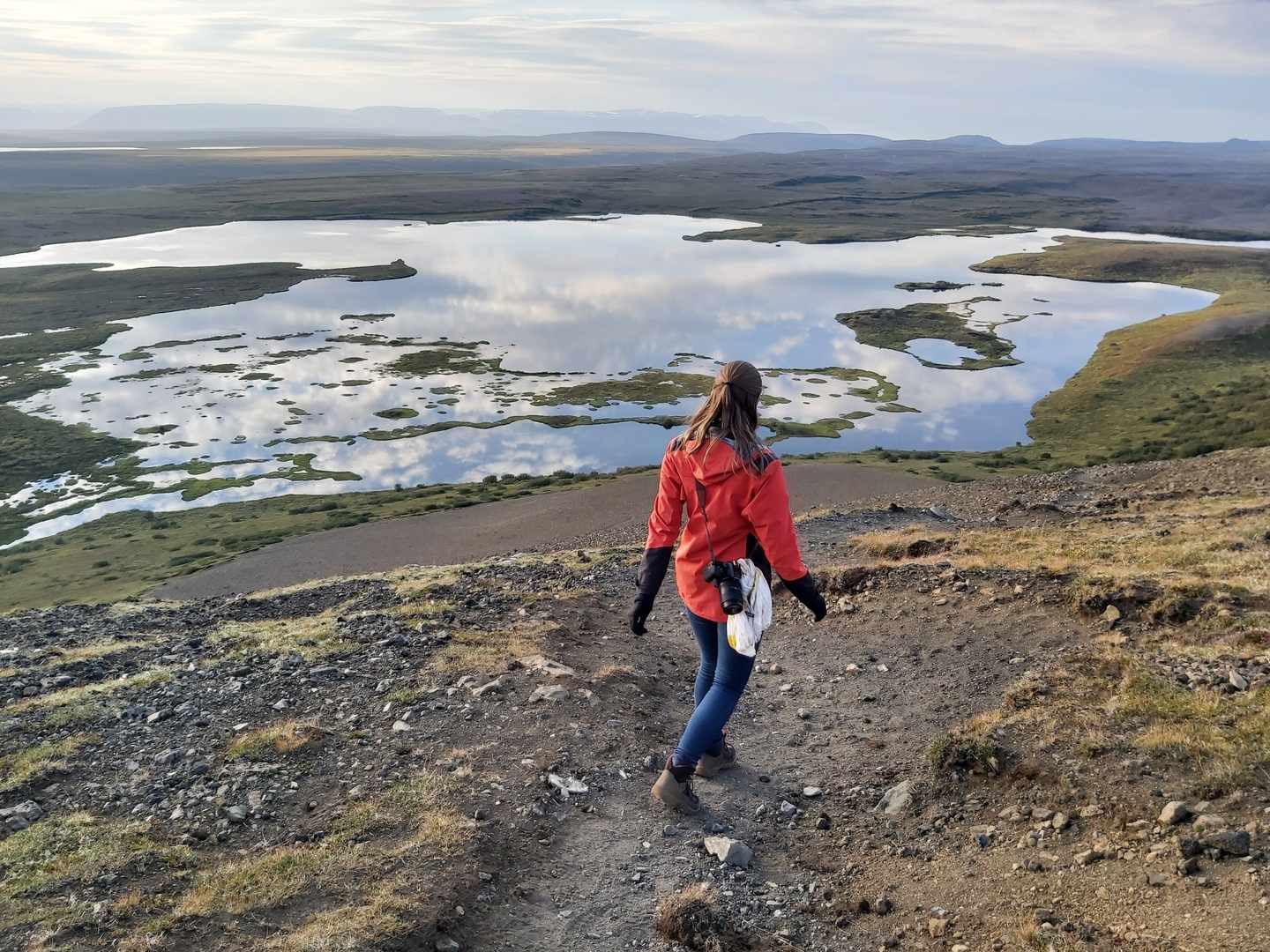 blt008bbc93889f55fe-island-vindbelgjarfjall-wanderweg-mit-person-i-lena-herrmann.JPG Person folgt dem Wanderweg am Vindbelgjarfjall