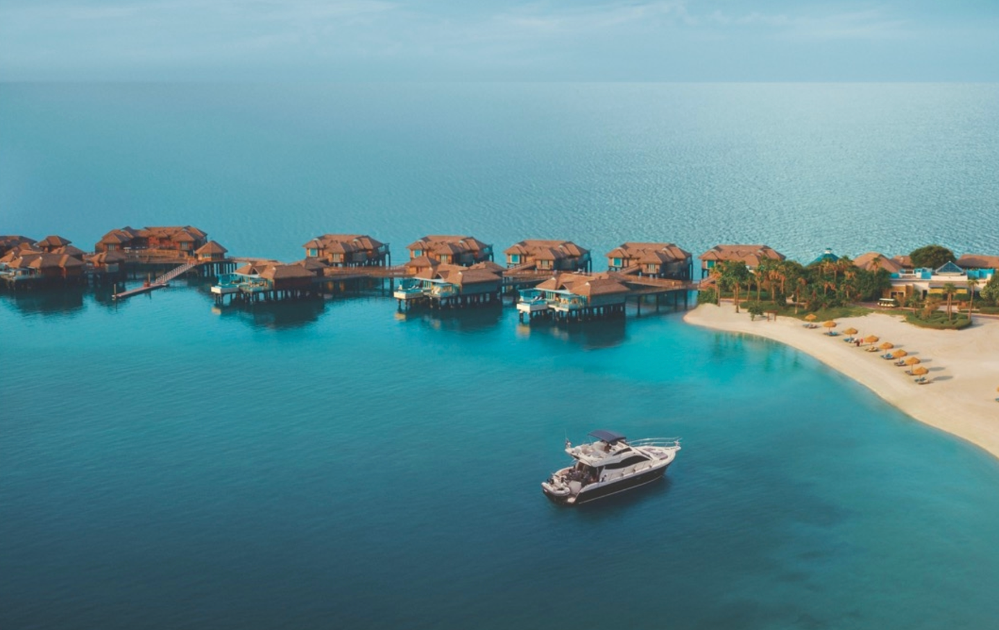 qatar-key-visual-wasserbungalows-im-meer-pa-qatar.png