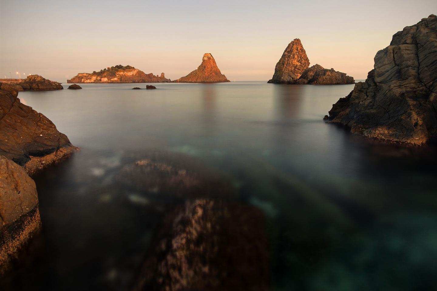 italien-sizilien-sonnenuntergang-an-der-zyklopenkueste-mit-blick-auf-lavafelsen-g-895058874.jpg