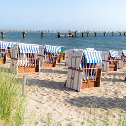 Rügen-Sandstrand-mit-traditionellen-Strandkörben-g-628836522_bearbeitet.jpg