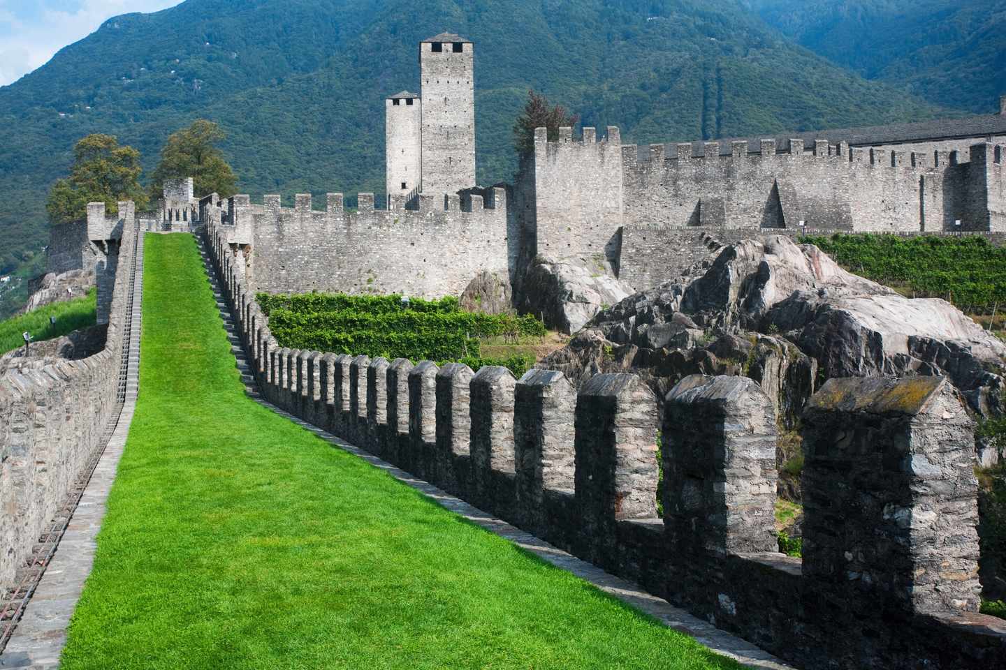 schweiz-tessin-festung-bellinzona-klein-g-121330828.jpg
