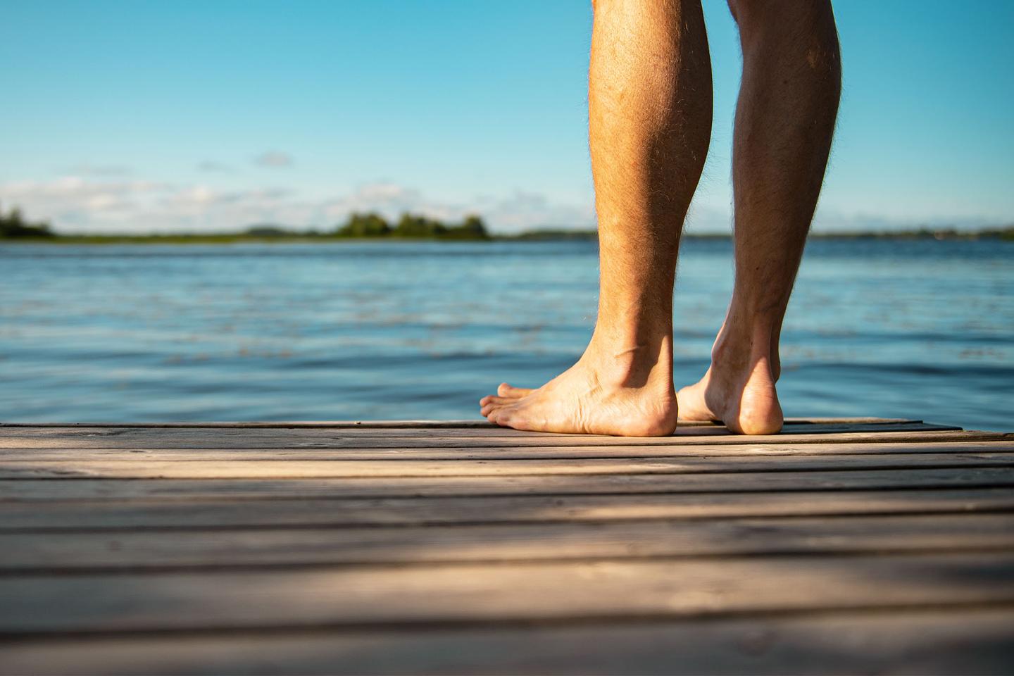 deutschland-bodensee-schoenste-straende-badeurlauber-auf-steg-vor-wasser-g-1175020789.jpg