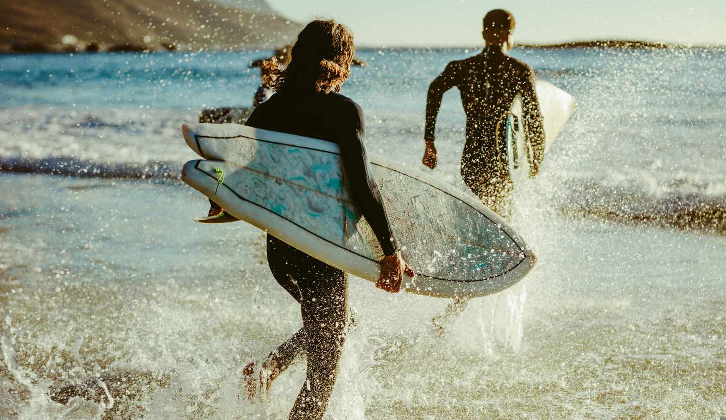 spanien-andalusien-costa-del-sol-torremolinos-surfer-klein-g-1164344527.jpg
