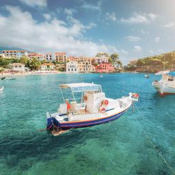 griechenland-kefalonia-assos-boote-strand-g-1030443014.jpg