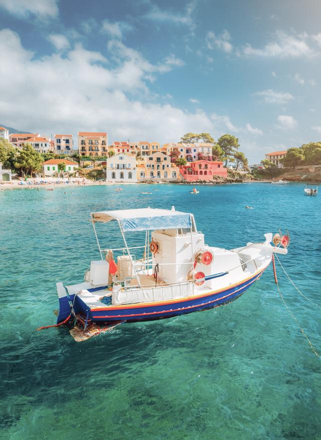 Kefalonia Urlaub Kefalonia Urlaub mit DERTOUR. Boote im türkisen Wasser vor dem Dorf Assos auf Kefalonia