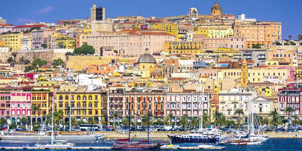 Cagliari_Hafenansicht_bunte_Haeuser_GettyImages-528438369.jpg
