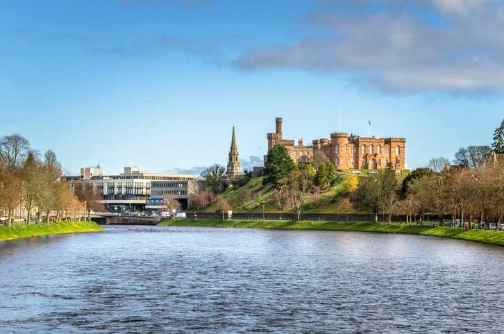 schottland-inverness-skyline-fluss-g-476163222.jpg