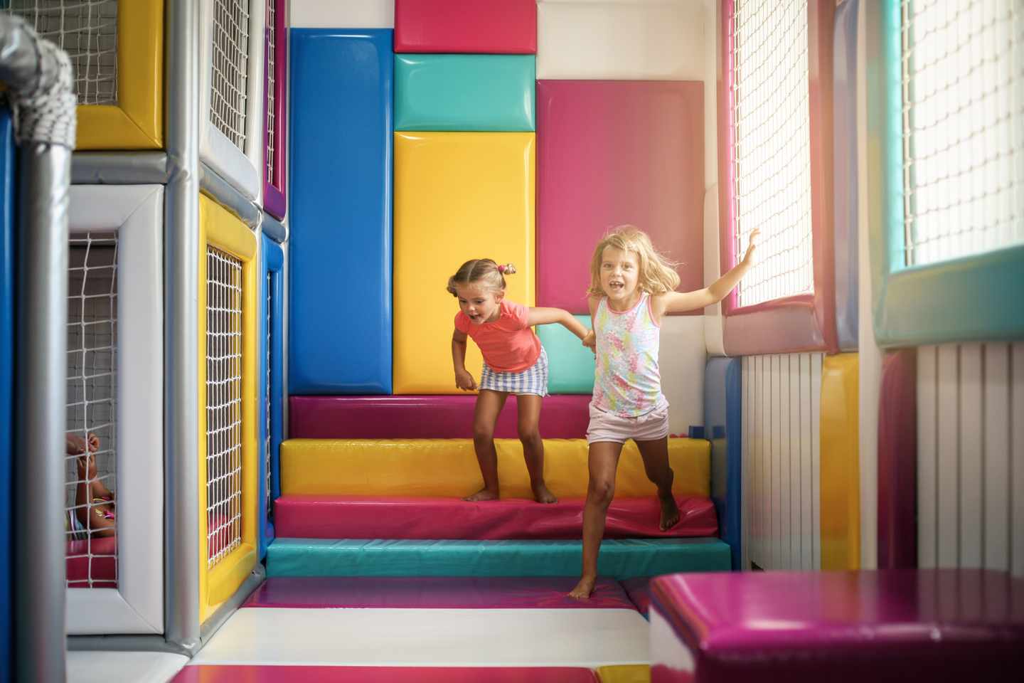 familienurlaub-zwei-kinder-spielen-auf-indoor-spielplatz-g-844463534.jpg
