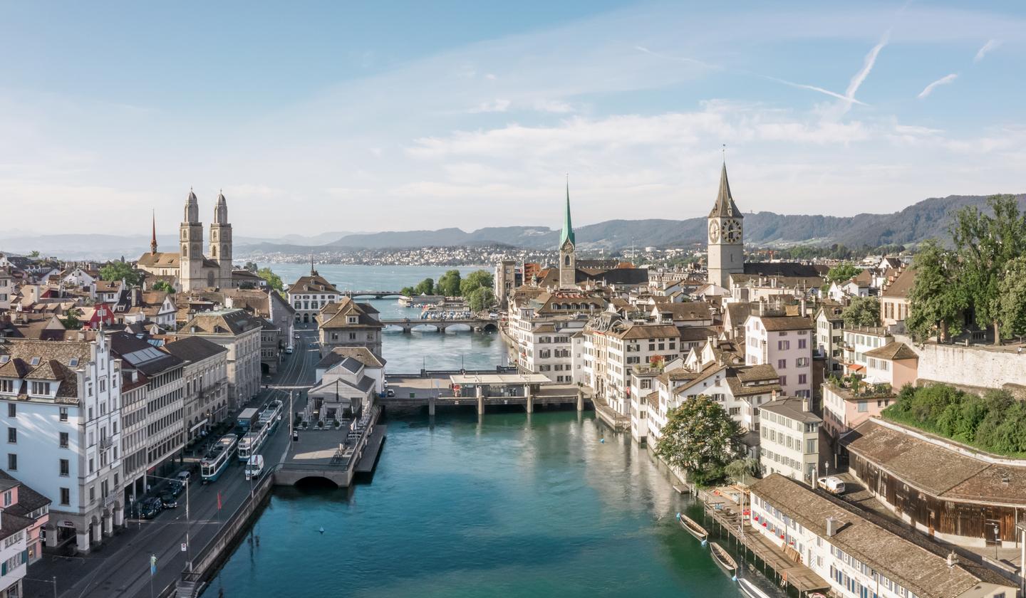 schweiz-zuerich-limmat-grossmuenster-g-1273538491_bearbeitet.jpg