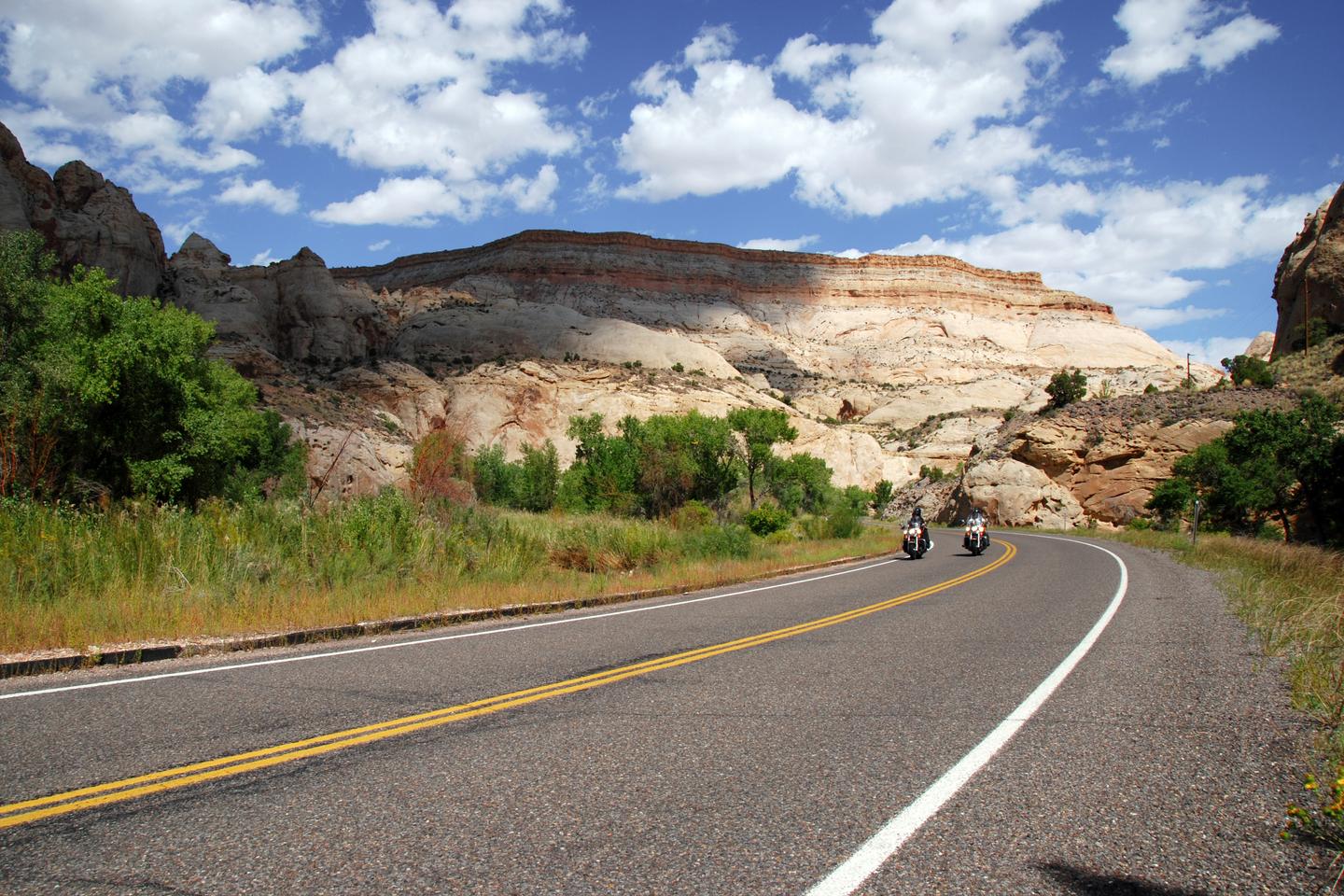 usa-utah-red-rock-mesa-motorradfahrer-auf-route-66-g-1300331736.jpg