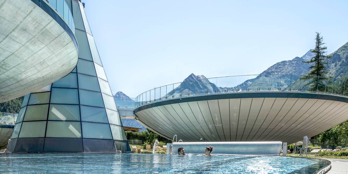 blta11996133eda52f8-oesterreich-steiermark-bad-mittendorf-aldiana-club-salzkammergut-wellnesspool-bergblick-wellnessurlaub-DER1390629.jpg oesterreich-steiermark-bad-mittendorf-aldiana-club-salzkammergut-wellnesspool-bergblick-wellnessurlaub-DER1390629.jpg