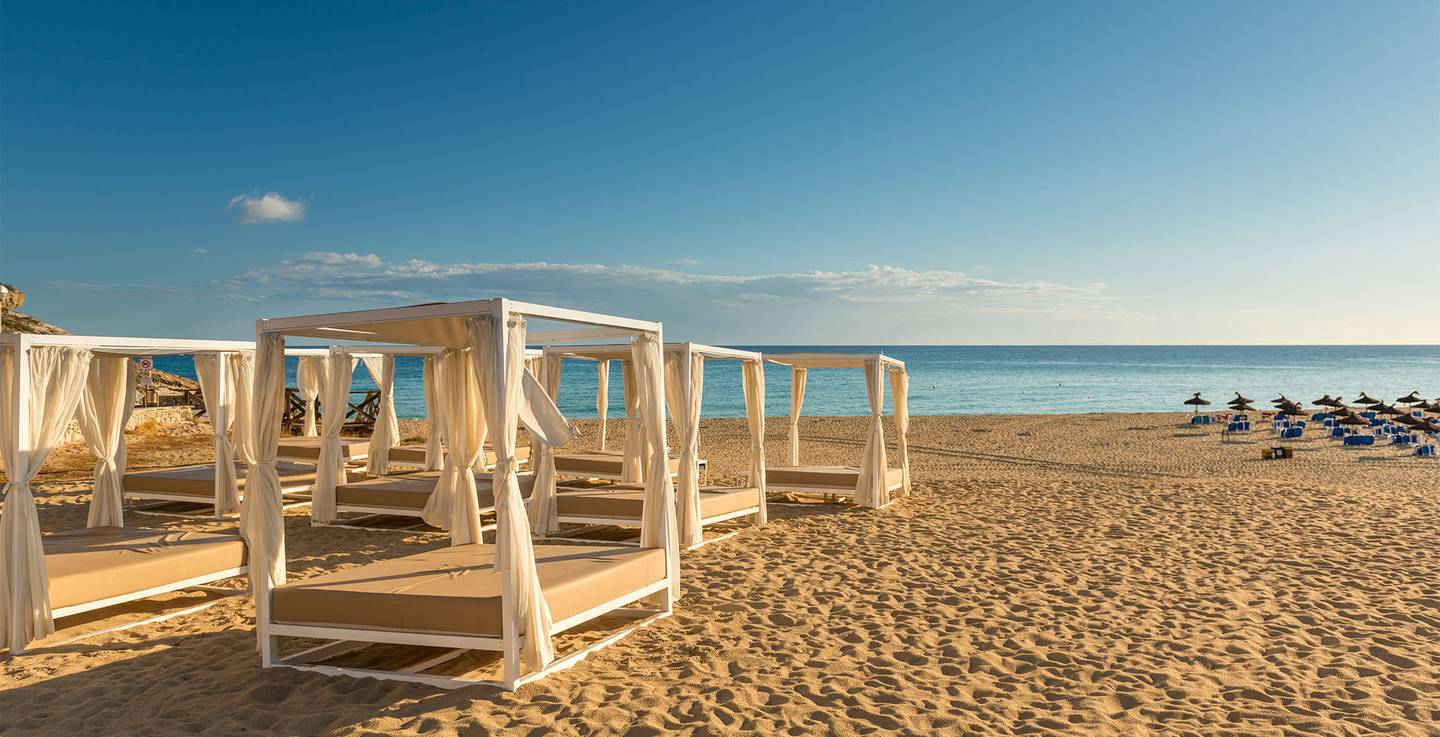 luxus-urlaub-mallorca-himmelbette-braeunen-am-strand-g-962267838.jpg
