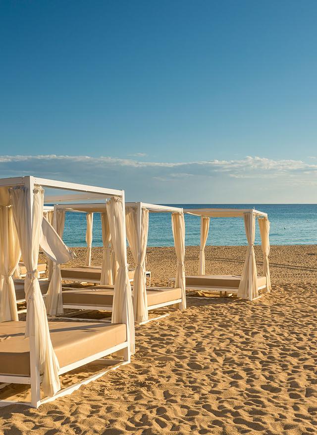 Luxusurlaub Mallorca luxus-urlaub-mallorca-himmelbette-braeunen-am-strand-g-962267838.jpg
