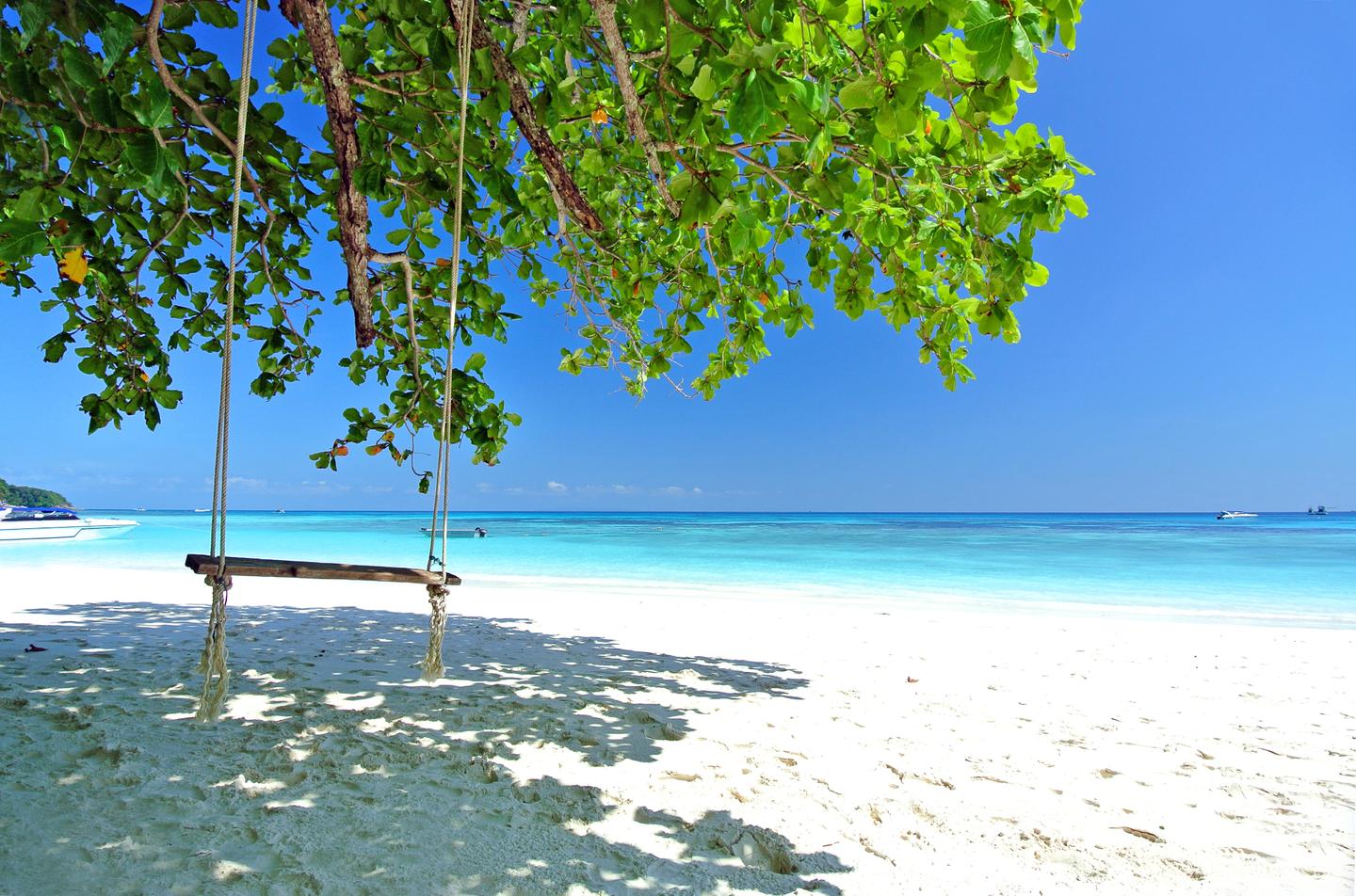thailand-strand-schaukel-t-482730730.jpg