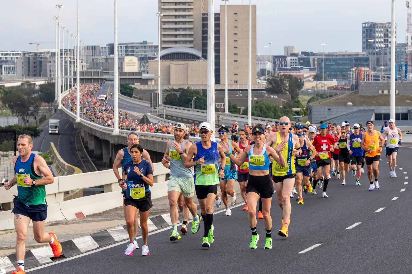 Cape Town Marathon 2026 ©Caleb Bjergfelt - 1661.jpg Kapstadt-Marathon Läufer auf Brücke