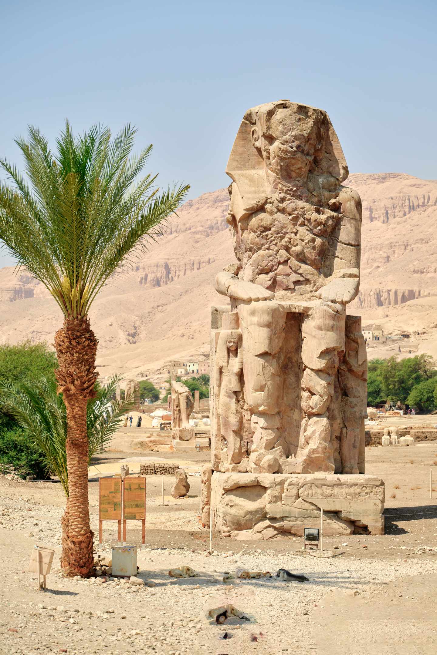 GettyImages-2269605503.jpg Antike sitzende Pharao-Statue an den Kolossen von Memnon bei Luxor, Ägypten.