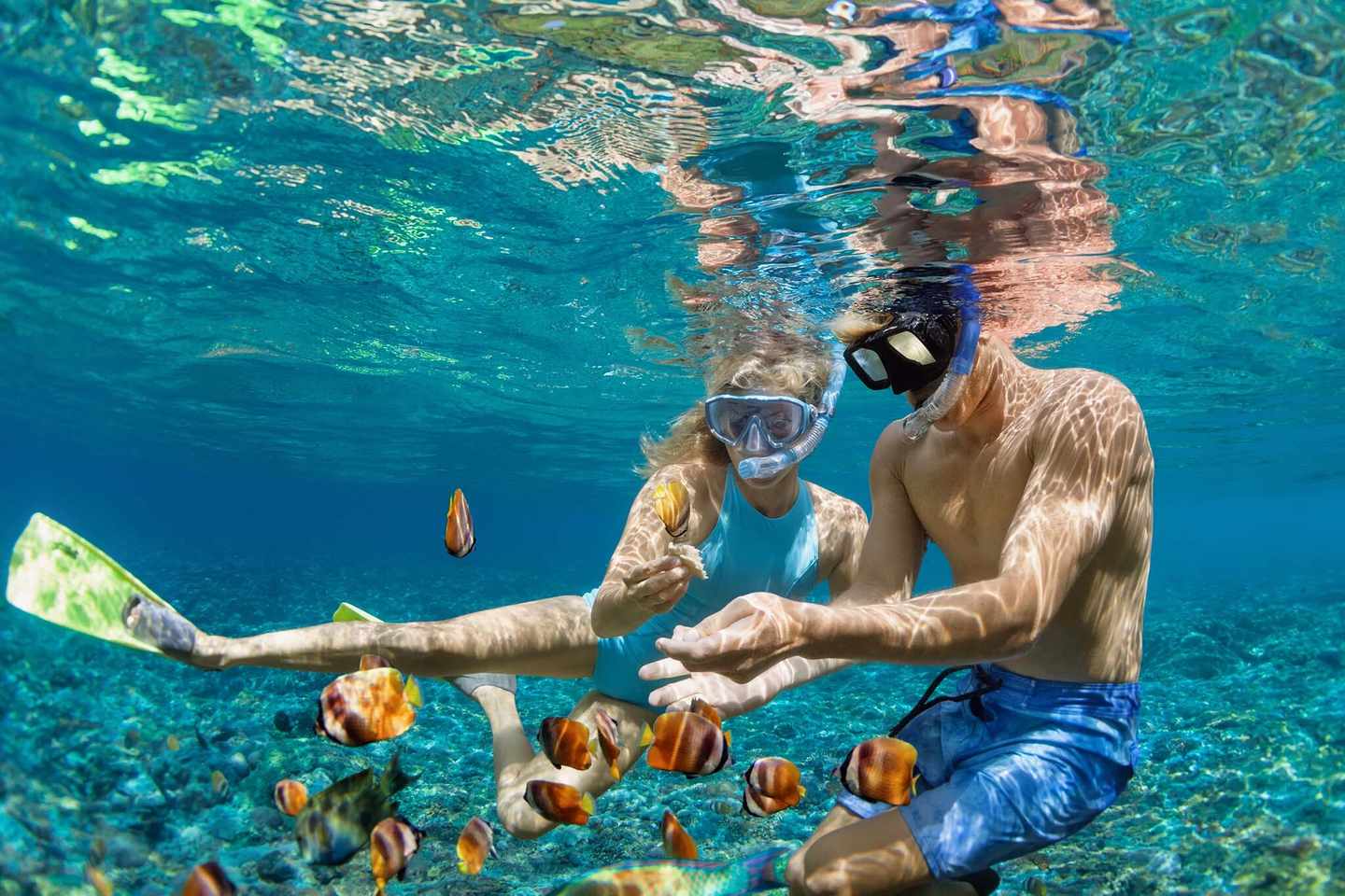 thailand-strandurlaub-junges-maedchen-und-junge-schnorcheln-unter-wasser-mit-fischen-g-1282649181.jpg