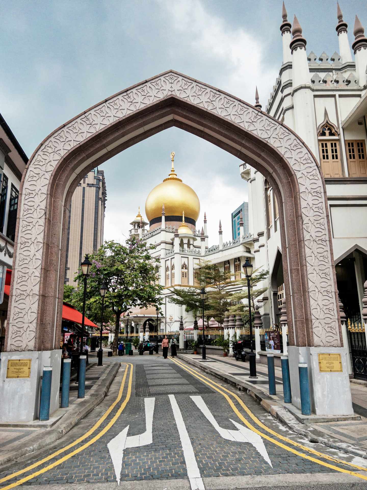 Straße zur goldenen Moschee in Singapur