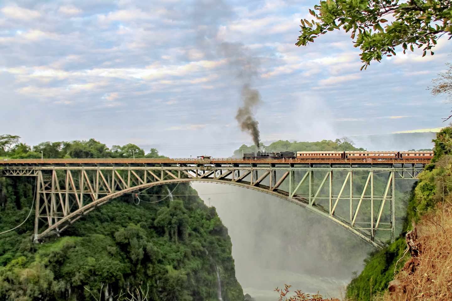 simbabwe-victoria-falls-zug-g-538877335.jpg