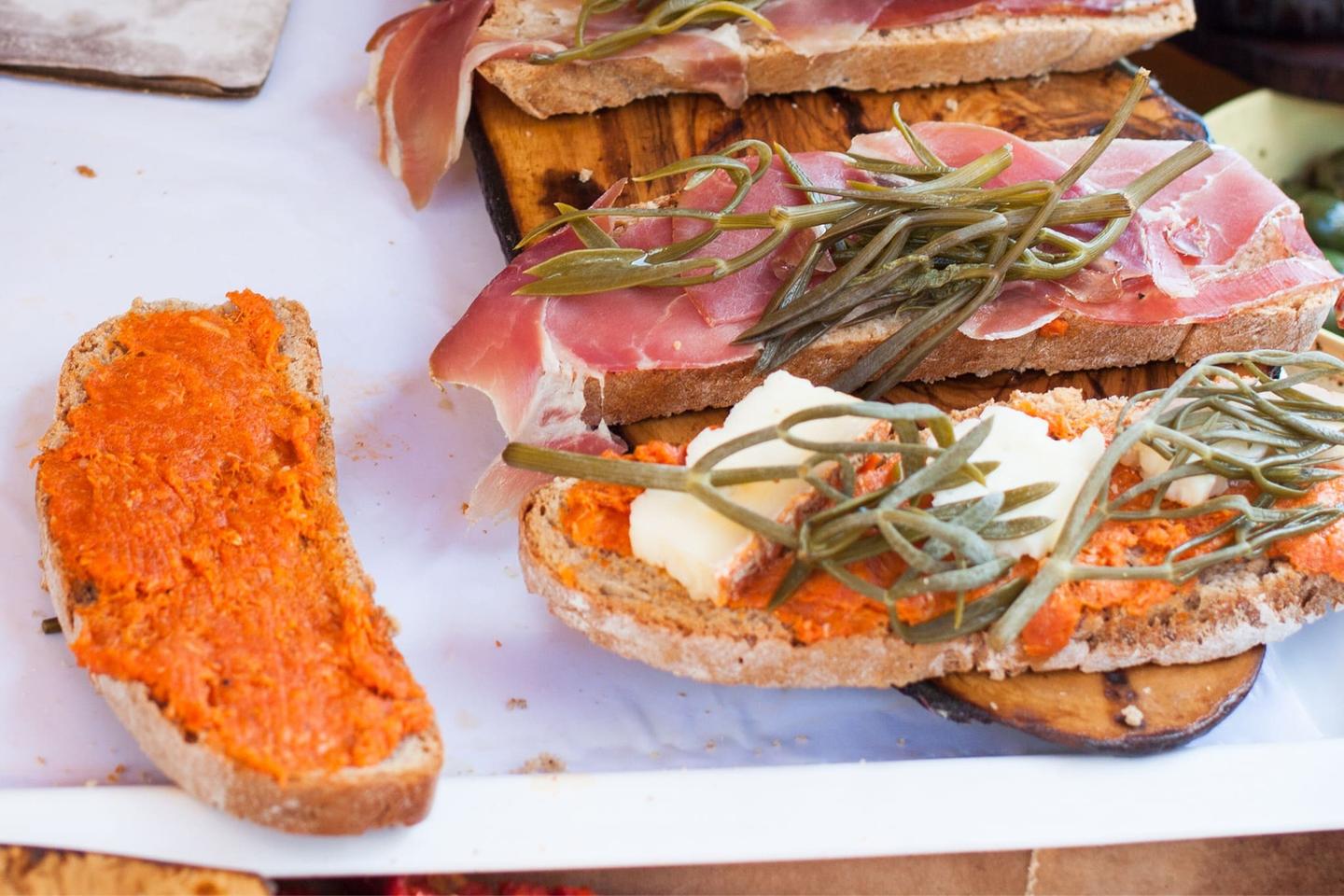 spanien-mallorca-maerkte-brot-mit-schinken-und-sobrasada-g-875618132.jpg